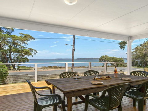 Bellevue - Overlooking Serene Lake Woolumboola - Tourism Gold Coast 0