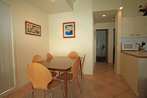 Berrara Lagoon Front Chalet - Tourism Gold Coast 3