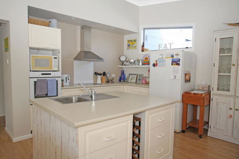 Berrara's Home Away From Home - Tourism Gold Coast 3
