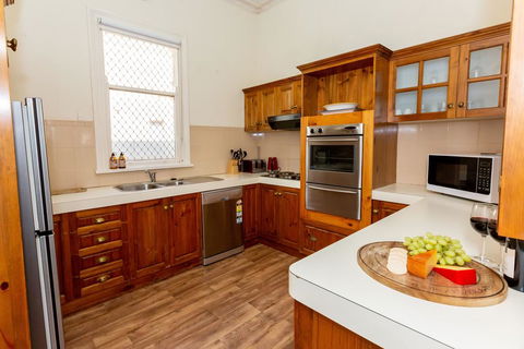 Best Central House - SLEEPS 11 !! - Tourism Gold Coast 2