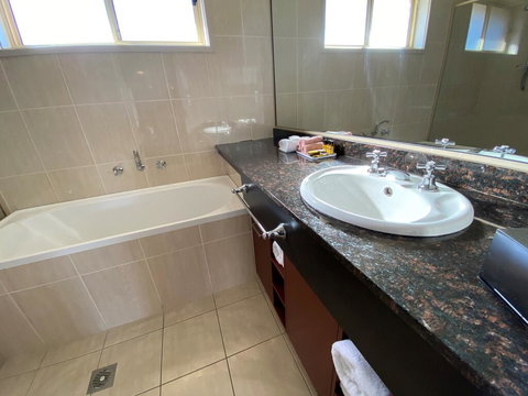 Best Western Plus All Settlers Motor Inn - Tourism Gold Coast 2