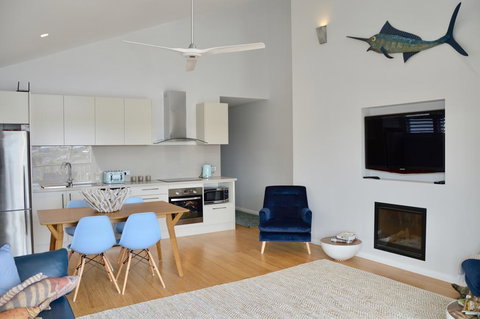 Between Two Beaches - Tourism Gold Coast 0