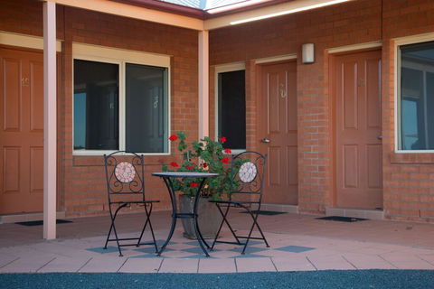 Bishop's Lodge Motor Inn - Tourism Gold Coast 1