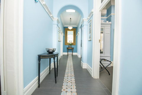 Blue Door Apartments Heritage Charm In CBD - Tourism Gold Coast 3