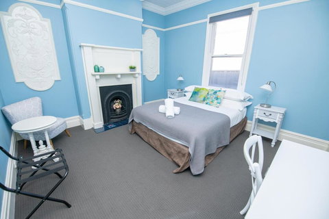 Blue Door Apartments Heritage Charm In CBD - Tourism Gold Coast 2