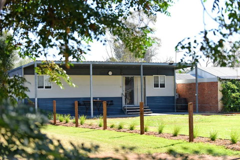The Jetty Hut - Lake Frontage Barmera Riverland - Tourism Gold Coast 1