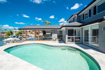 Waterfront Resort Style Retreat Runaway Bay with Tourism Gold Coast