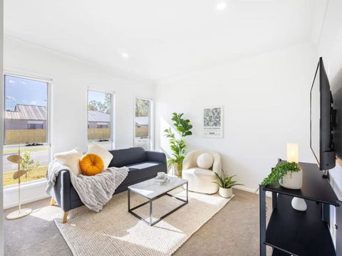 Well-decorated 4BR Family Home Steps To Mall - Tourism Gold Coast 0