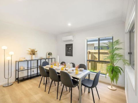 Well-decorated 4BR Family Home Steps To Mall - Tourism Gold Coast 1