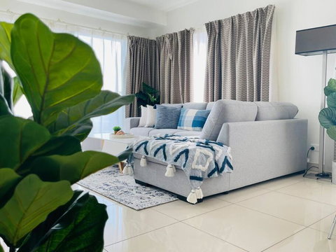 ZEN OCEAN BLISS - Cozy 2-BR/2-BA Sea View Retreat - Gold Coast 3